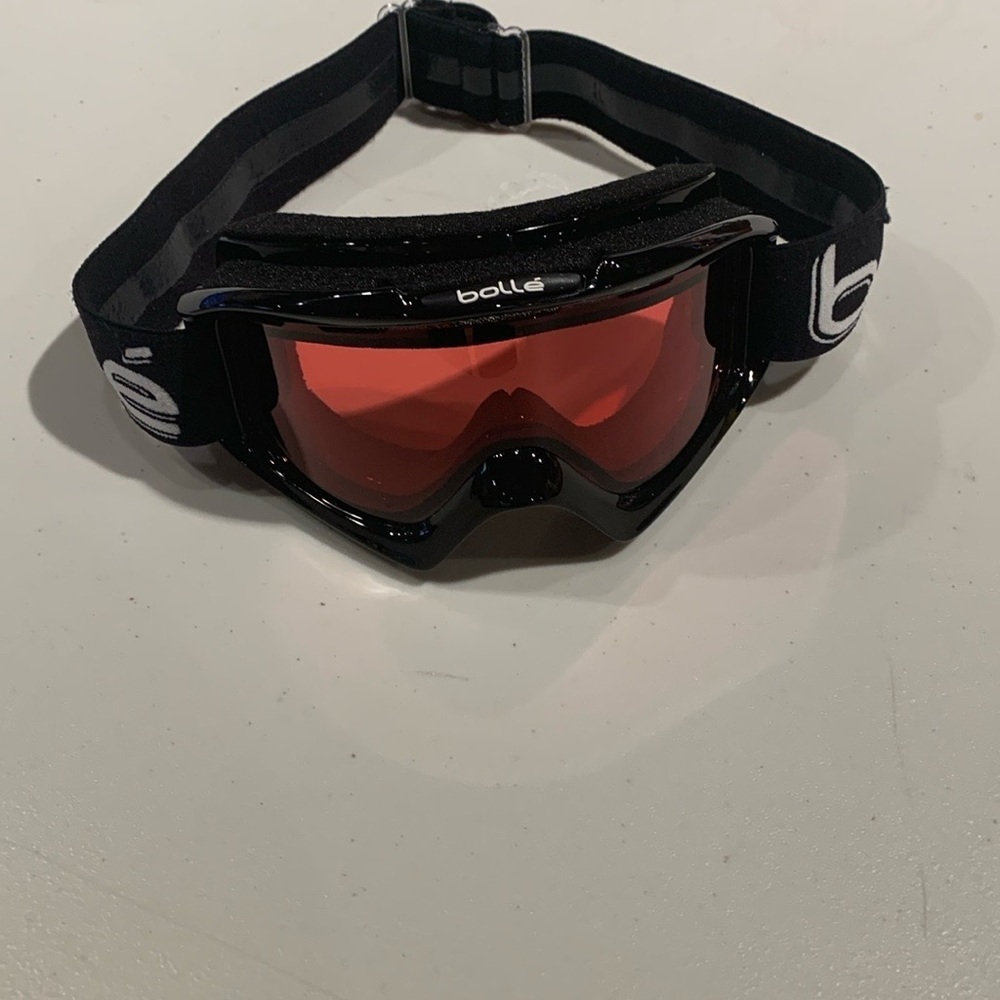 Bolle snow board/ ski Goggles with Black Frame and Red Lens